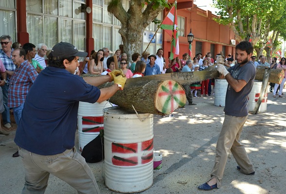 Festive mood with herri kirolak and Basque culture at the Zazpirak Bat Basque Wein in General Las Heras (photoEE)